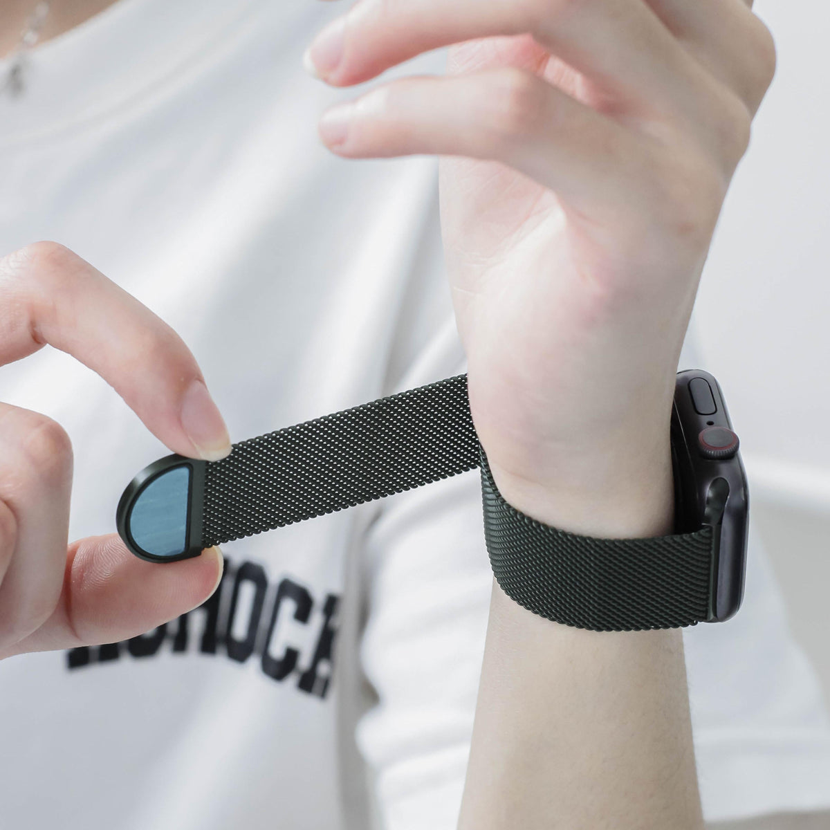 iBandGear Dual-Link Milanese Magnetic Band for Apple Watch - detail 10
