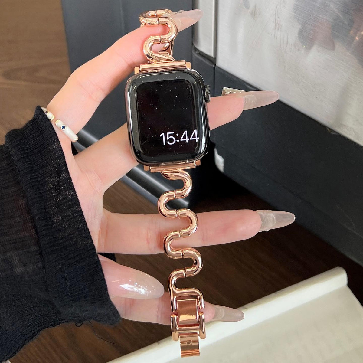 iBandGear Sculpted S-Curve rose gold band and clasp detail
